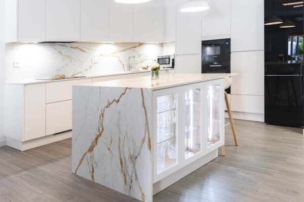 Cocina Nueva en Maspalomas Cocina en Marmol Blanco - Madefor (1)