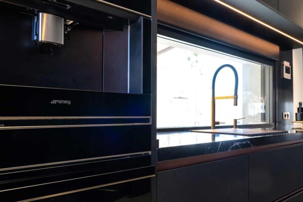 Cocina Nueva en Meloneras Encimera Compac Marquina