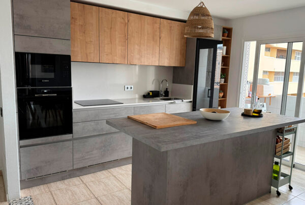 Cocina-en-Las-Palmas-abierta-a-salon-comedor-MADEFOR-2